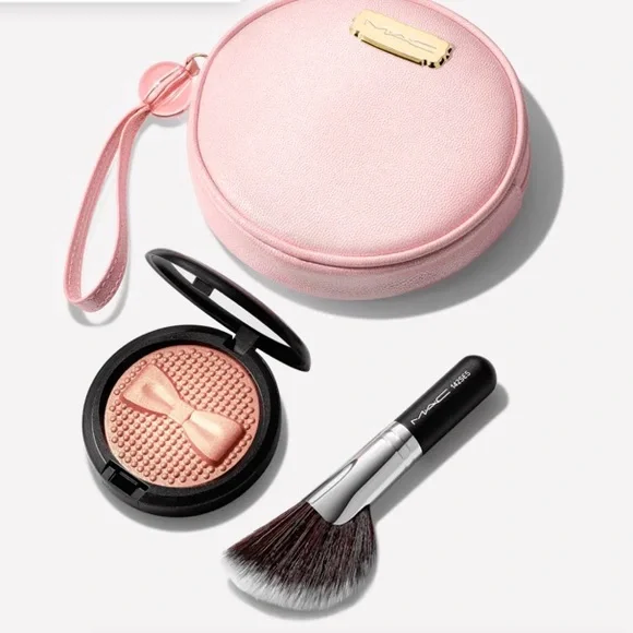 💄HP!💄LAST ONE! MAC Indulgent Glow Face Kit - Picture 14 of 14